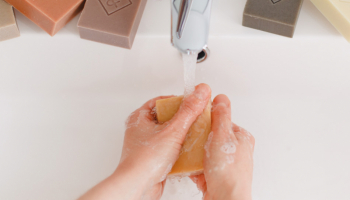 Se laver les mains avec un savon saponifié à froid, un geste efficace !